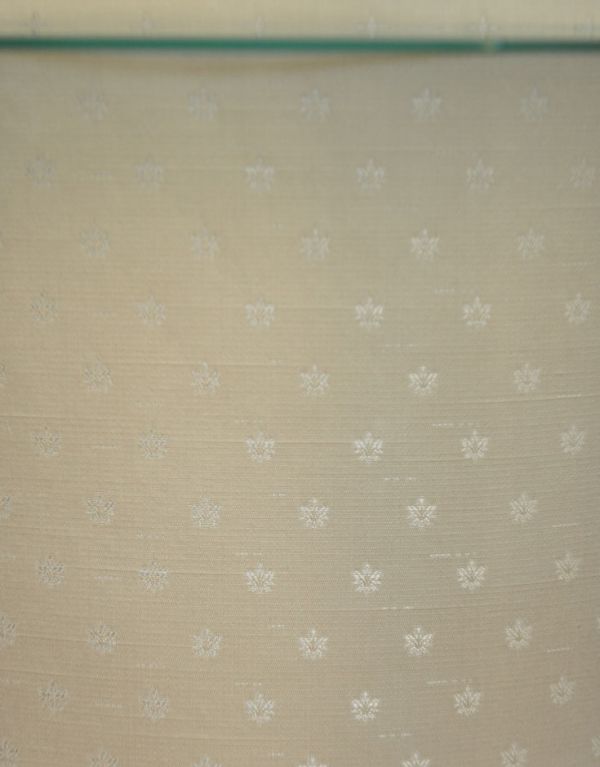 アンティークのキャビネット　アンティーク家具　英国スタイルの家具、ミラーとガラスが輝くアンティークショーケース 。柄物の食器やお気に入りのアイテムが引き立つような生地になっています。(j-1321-f)