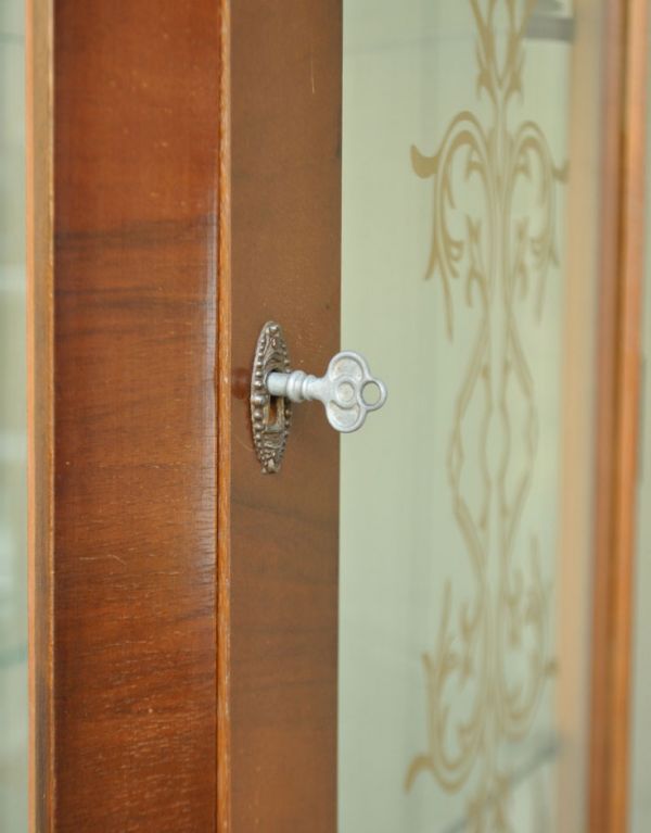 アンティークのキャビネット　アンティーク家具　英国スタイルの家具、ミラーとガラスが輝くアンティークショーケース 。扉の取っ手は、鍵を引っ掛けて開閉して下さいね。(j-1321-f)