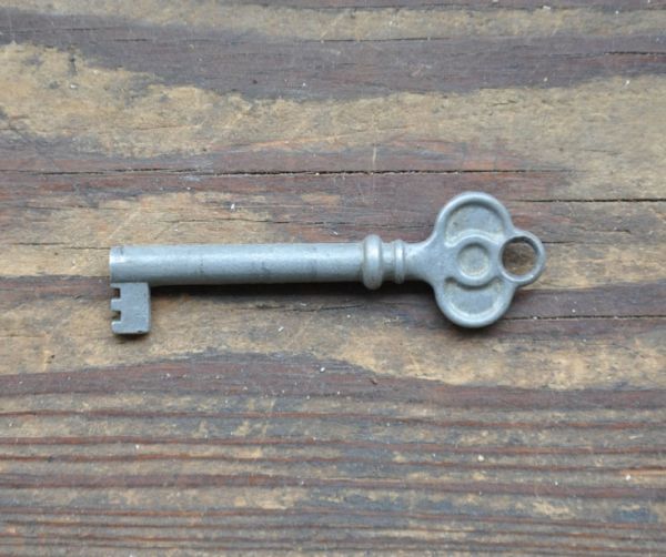 アンティークのキャビネット　アンティーク家具　英国スタイルの家具、ミラーとガラスが輝くアンティークショーケース 。アンティークの鍵が付いています。(j-1321-f)