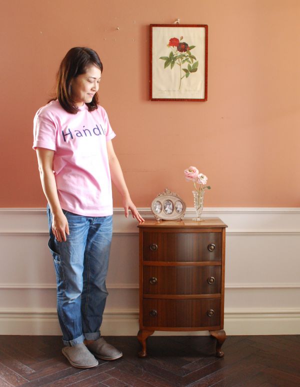 アンティーク家具　小ぶりで可愛いアンティーク家具、英国デザインのナイトテーブル。とっても可愛いチェスト。(j-1323-f)