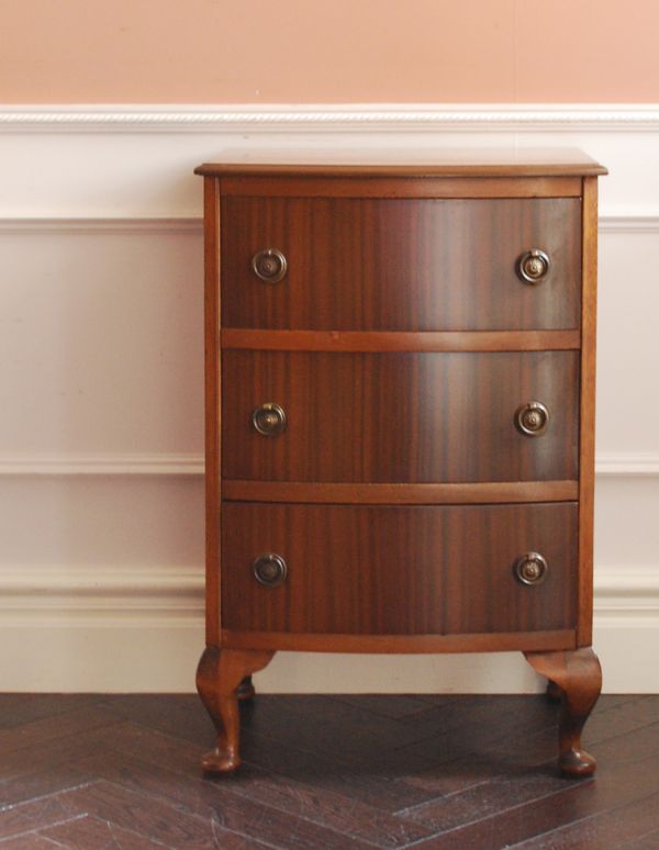 アンティーク家具　小ぶりで可愛いアンティーク家具、英国デザインのナイトテーブル。とても美しいウォルナットの木目です。(j-1323-f)