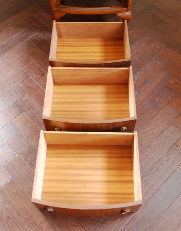 アンティーク家具　小ぶりで可愛いアンティーク家具、英国デザインのナイトテーブル。引き出しは３杯。(j-1323-f)