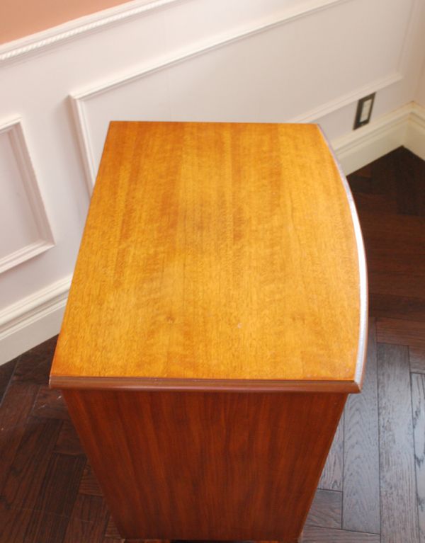 アンティーク家具　小ぶりで可愛いアンティーク家具、英国デザインのナイトテーブル。天板も木目がとってもキレイです。(j-1323-f)