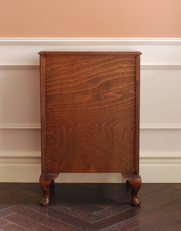 アンティーク家具　小ぶりで可愛いアンティーク家具、英国デザインのナイトテーブル。裏側もキチンと仕上げているので、キレイな状態です。(j-1323-f)