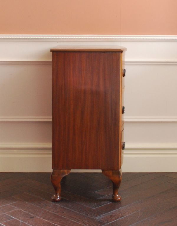 アンティーク家具　小ぶりで可愛いアンティーク家具、英国デザインのナイトテーブル。サイドから見ても絵になります。(j-1323-f)