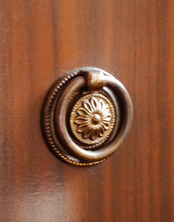 アンティーク家具　小ぶりで可愛いアンティーク家具、英国デザインのナイトテーブル。アンティークならではの重厚感のある取っ手です。(j-1323-f)