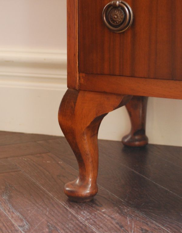 アンティーク家具　小ぶりで可愛いアンティーク家具、英国デザインのナイトテーブル。上品なラインの脚がしっかりとキャビネットを支えます。(j-1323-f)