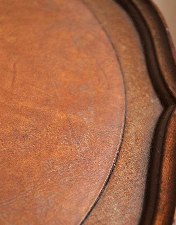 アンティーク家具　アンティークの英国家具、コンパクトなワインテーブル。お花のように優雅な形に飾り付きの縁。(j-1324-f)