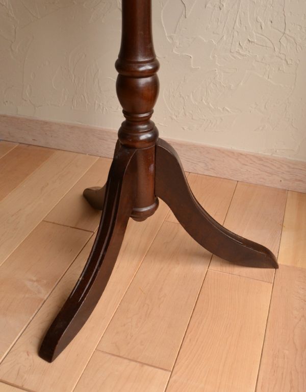 アンティーク家具　アンティークの英国家具、コンパクトなワインテーブル。脚先までこだわっています。(j-1324-f)