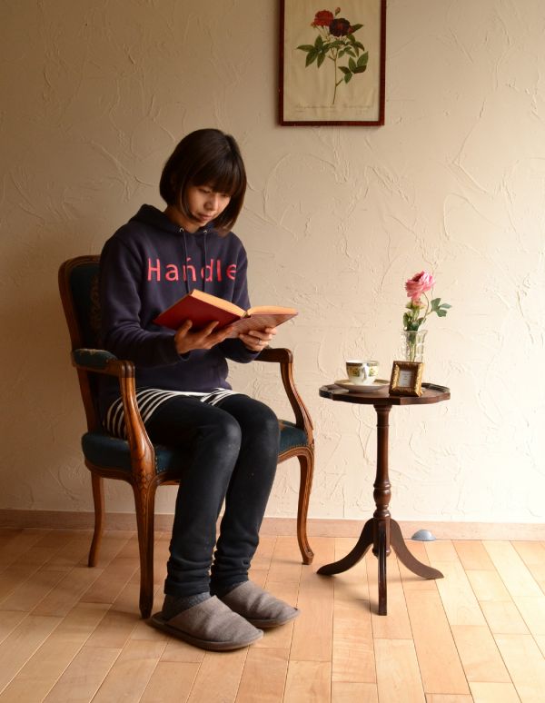 アンティーク家具　アンティークの英国家具、コンパクトなワインテーブル。玄関で花器を飾ったり、ソファの前に持ってくれば、ちょうどいいサイドテーブルに。(j-1324-f)