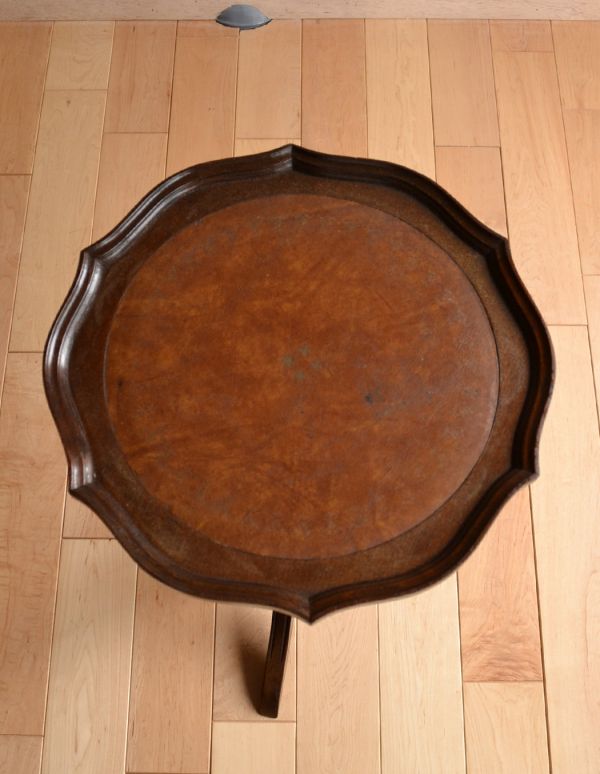 アンティーク家具　アンティークの英国家具、コンパクトなワインテーブル。縁のデザインが可愛い美しい天板です。(j-1324-f)