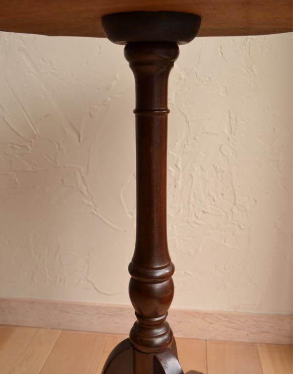 アンティーク家具　アンティークの英国家具、コンパクトなワインテーブル。落ち着きのある茶色なので上品です。(j-1324-f)