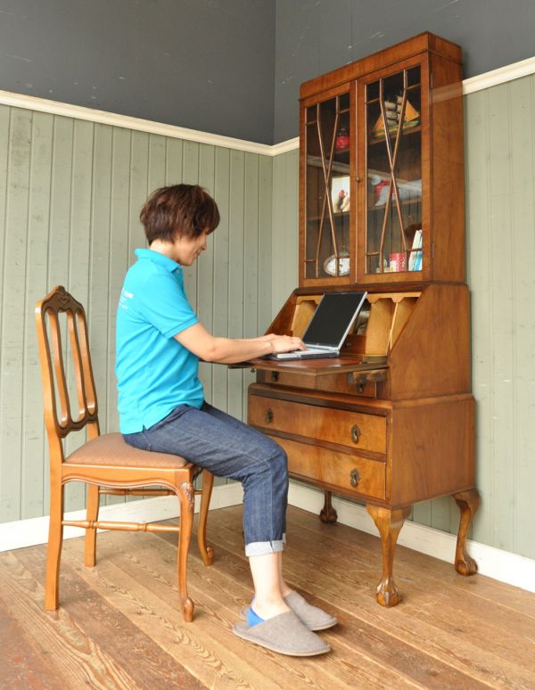 サイドバイサイド アンティーク家具 ガラスのキレイなアンティーク収納家具、英国のブックビューロー(本棚とデスク)。書き物やパソコンをする時は、ビューローを開いて使ってください。(j-1325-f)