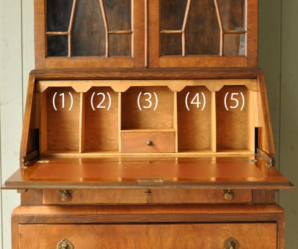 サイドバイサイド アンティーク家具 ガラスのキレイなアンティーク収納家具、英国のブックビューロー(本棚とデスク)。ビューローの中にも収納スペースが。(j-1325-f)