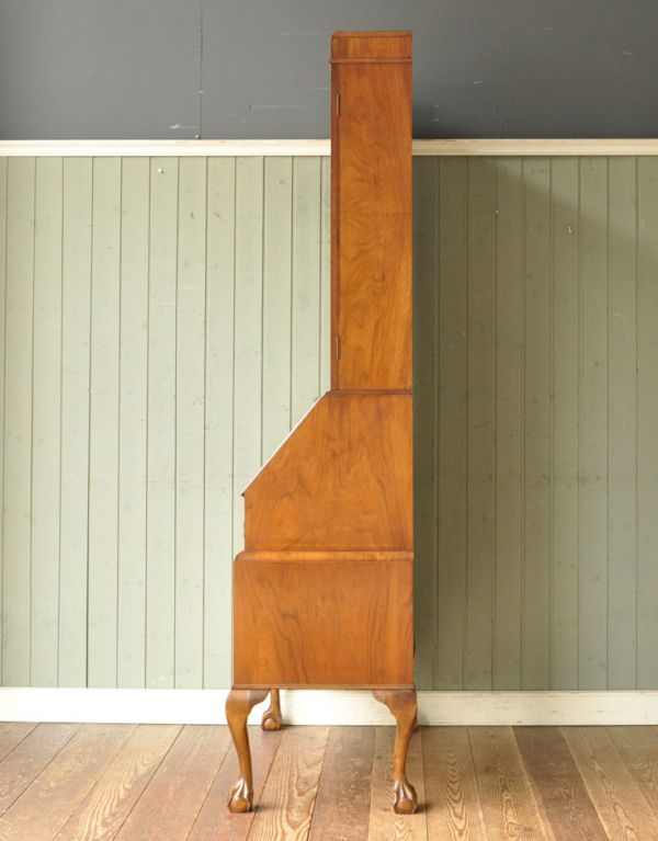 サイドバイサイド アンティーク家具 ガラスのキレイなアンティーク収納家具、英国のブックビューロー(本棚とデスク)。ビューロー部分を閉じると、すっきりしたキャビネットになります。(j-1325-f)