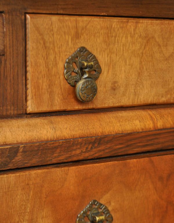 サイドバイサイド アンティーク家具 ガラスのキレイなアンティーク収納家具、英国のブックビューロー(本棚とデスク)。引き出しは高級感のある取っ手です。(j-1325-f)