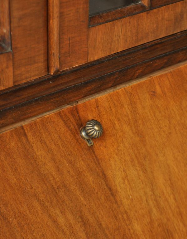 サイドバイサイド アンティーク家具 ガラスのキレイなアンティーク収納家具、英国のブックビューロー(本棚とデスク)。ビューローの取っ手はこちら。(j-1325-f)