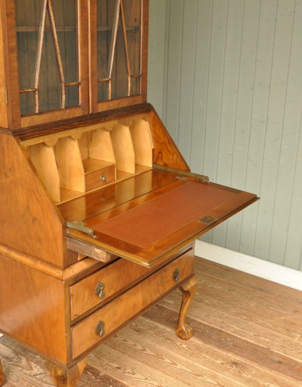 サイドバイサイド アンティーク家具 ガラスのキレイなアンティーク収納家具、英国のブックビューロー(本棚とデスク)。ビューローは支えでしっかり固定されるので、安心してお使いいただけます。(j-1325-f)