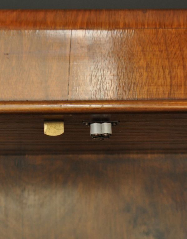 サイドバイサイド アンティーク家具 ガラスのキレイなアンティーク収納家具、英国のブックビューロー(本棚とデスク)。扉には、ローラーキャッチャーがあるので開閉はスムーズです。(j-1325-f)