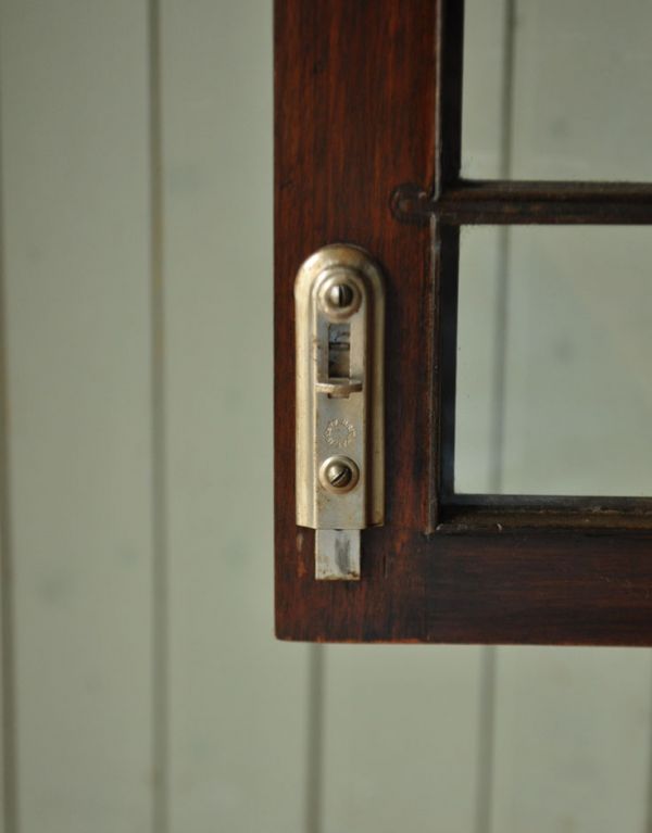 サイドバイサイド アンティーク家具 ガラスのキレイなアンティーク収納家具、英国のブックビューロー(本棚とデスク)。扉に当時の金具が残っていました。(j-1325-f)