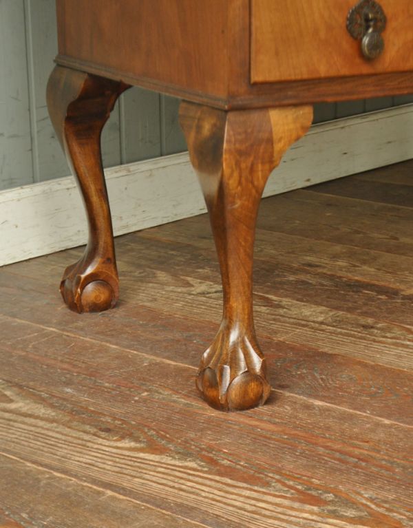 サイドバイサイド アンティーク家具 ガラスのキレイなアンティーク収納家具、英国のブックビューロー(本棚とデスク)。ビューローをしっかり支える脚です。(j-1325-f)