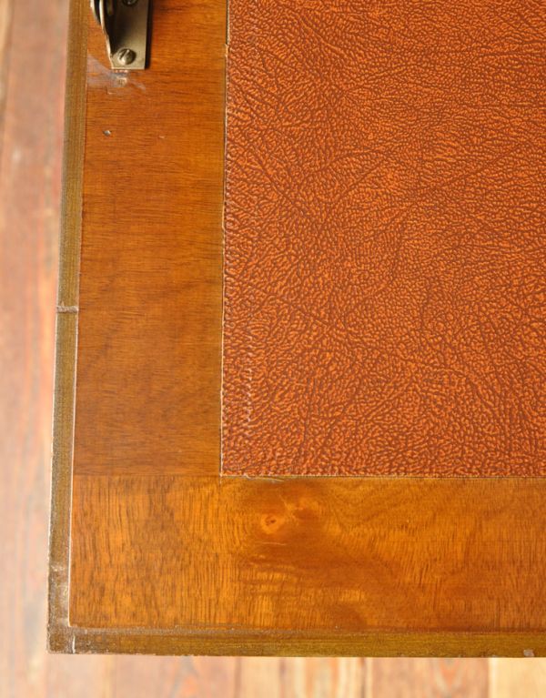 サイドバイサイド アンティーク家具 ガラスのキレイなアンティーク収納家具、英国のブックビューロー(本棚とデスク)。ビューローの天板には、革が張ってあります。(j-1325-f)