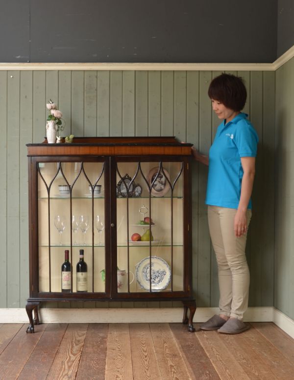 アンティークのキャビネット　アンティーク家具　木の装飾が上品なアンティークの英国家具、ガラスのショーケース。お気に入りの雑貨や食器を並べてみましょう。(j-1328-f)