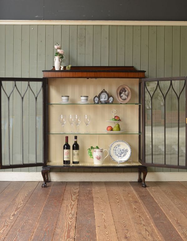 アンティークのキャビネット　アンティーク家具　木の装飾が上品なアンティークの英国家具、ガラスのショーケース。３段あります。(j-1328-f)