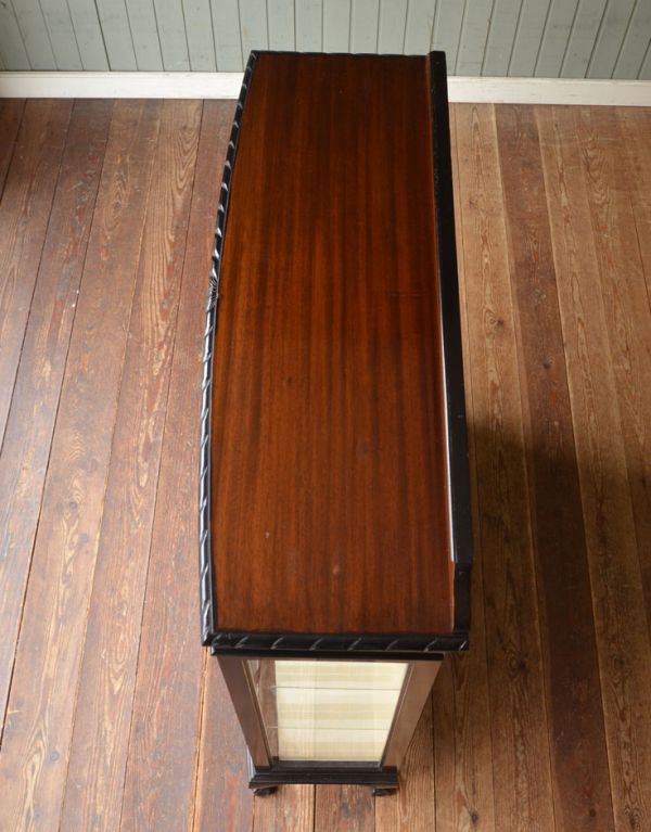 アンティークのキャビネット　アンティーク家具　木の装飾が上品なアンティークの英国家具、ガラスのショーケース。天板もピカピカにお直ししました。(j-1328-f)