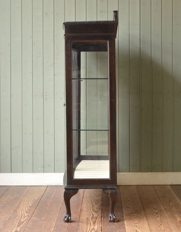アンティークのキャビネット　アンティーク家具　木の装飾が上品なアンティークの英国家具、ガラスのショーケース。サイドもガラス貼りが涼しげでスッキリしています。(j-1328-f)