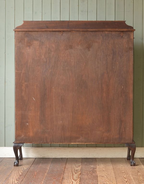 アンティークのキャビネット　アンティーク家具　木の装飾が上品なアンティークの英国家具、ガラスのショーケース。キチンとメンテナンスしてあるので、裏側もキレイです。(j-1328-f)