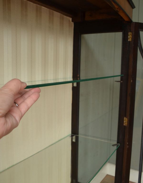 アンティークのキャビネット　アンティーク家具　木の装飾が上品なアンティークの英国家具、ガラスのショーケース。ガラスの棚板は可動です。(j-1328-f)