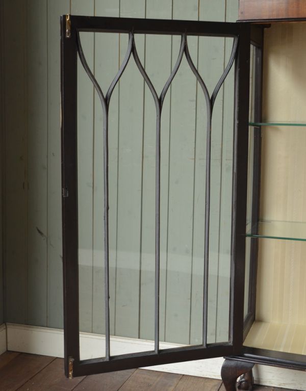 アンティークのキャビネット　アンティーク家具　木の装飾が上品なアンティークの英国家具、ガラスのショーケース。ガラスもアンティークならでは。(j-1328-f)