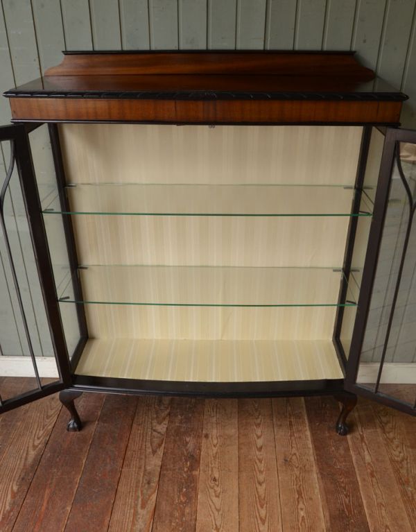 アンティークのキャビネット　アンティーク家具　木の装飾が上品なアンティークの英国家具、ガラスのショーケース。中は明るいです。(j-1328-f)