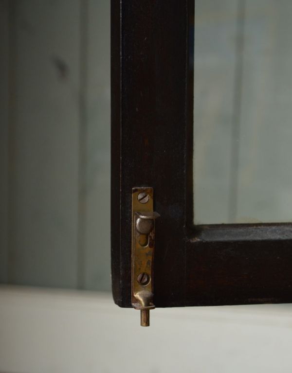 アンティークのキャビネット　アンティーク家具　木の装飾が上品なアンティークの英国家具、ガラスのショーケース。こちらは下のストッパーです。(j-1328-f)