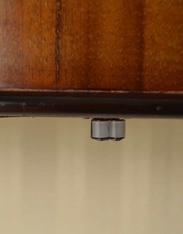 アンティークのキャビネット　アンティーク家具　木の装飾が上品なアンティークの英国家具、ガラスのショーケース。ローラーキャッチャーが付いているので、開け閉めがスムーズです。(j-1328-f)