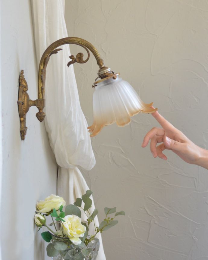 壁付けブラケット 照明・ライティング エレガントで美しいフランスのアンティークウォールブラケット(E17シャンデリア球付)。玄関や洗面、階段などにピッタリの壁付けブラケット。(j-133-z)