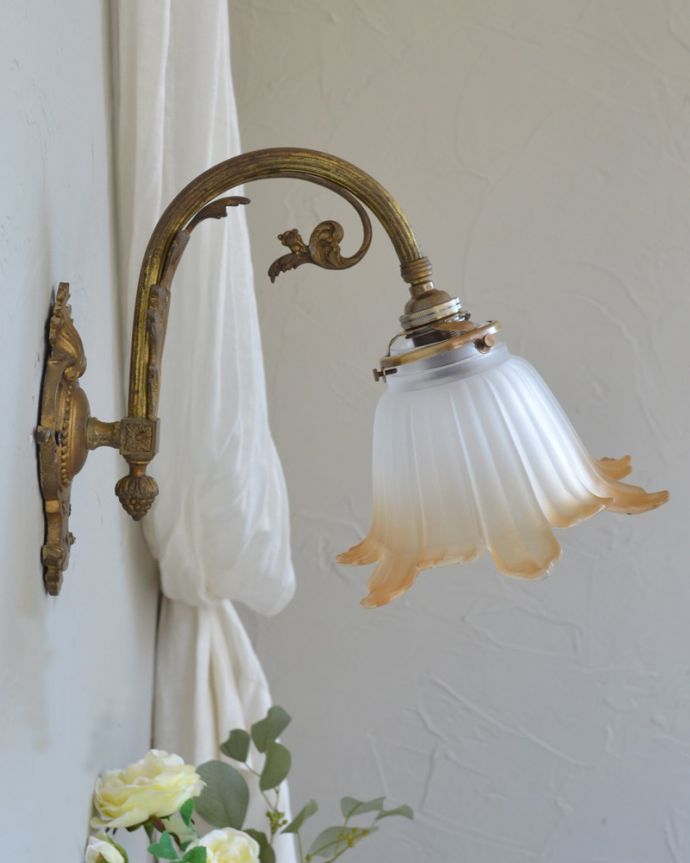 壁付けブラケット 照明・ライティング エレガントで美しいフランスのアンティークウォールブラケット(E17シャンデリア球付)。壁のお洒落を楽しむのにはピッタリな存在感です。(j-133-z)