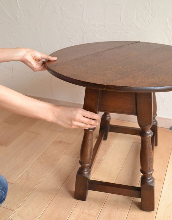 ロイドテーブル　アンティーク家具　便利なアンティーク家具、小さなゲートレッグテーブル（伸張式テーブル）。広げるのはとっても簡単！天板を広げて回転させるだけ。(j-1331-f)