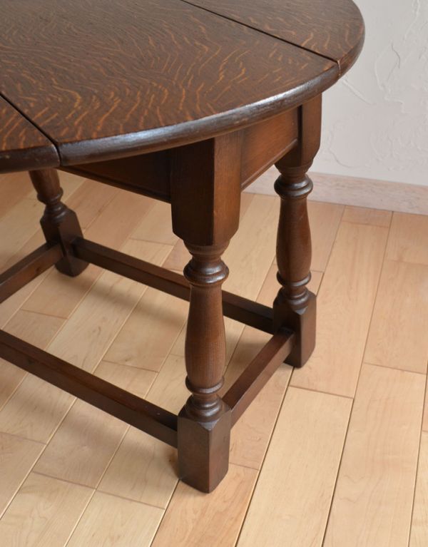 ロイドテーブル　アンティーク家具　便利なアンティーク家具、小さなゲートレッグテーブル（伸張式テーブル）。しっかりお直ししてあるので安定感があります。(j-1331-f)