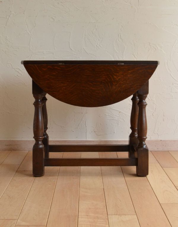 ロイドテーブル　アンティーク家具　便利なアンティーク家具、小さなゲートレッグテーブル（伸張式テーブル）。普段は折り曲げておいてパソコンをする時は広げて使ったり・・・。(j-1331-f)