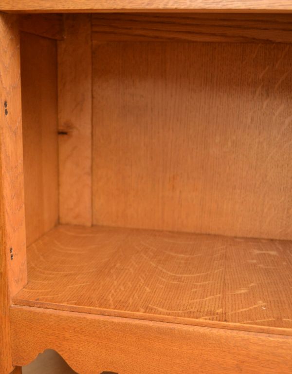 アンティーク家具　南フランスのエレガントなアンティーク家具、小さなナイトテーブル。ティッシュボックスや読みかけの本、メガネケースなど細かいものを収納できます。(j-1332-f)