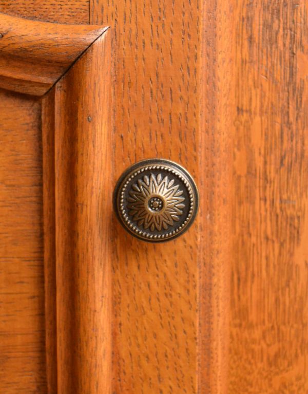 アンティーク家具　南フランスのエレガントなアンティーク家具、小さなナイトテーブル。扉の取っ手です。(j-1332-f)