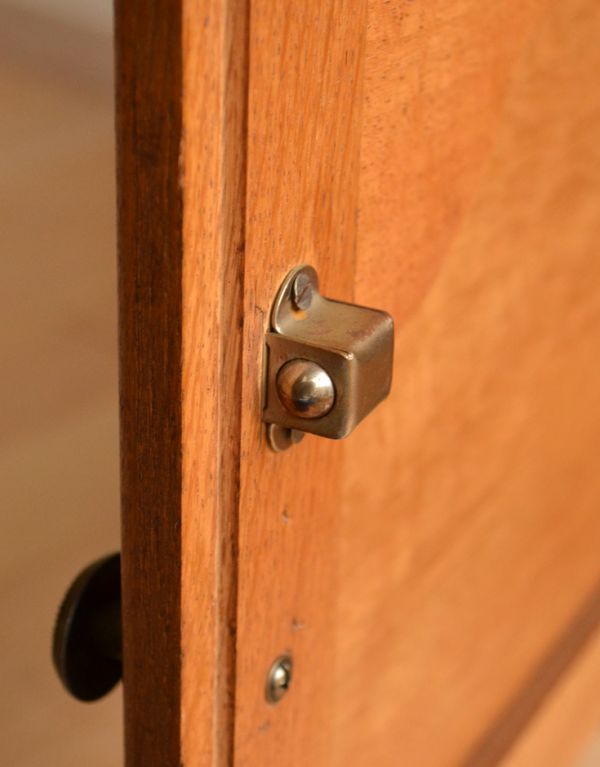 アンティーク家具　南フランスのエレガントなアンティーク家具、小さなナイトテーブル。扉には、ドアキャッチャーが付いています。(j-1332-f)