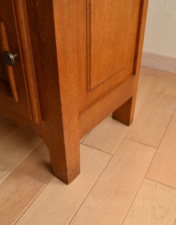 アンティーク家具　南フランスのエレガントなアンティーク家具、小さなナイトテーブル。しっかりお直ししてありますので安定感があります。(j-1332-f)