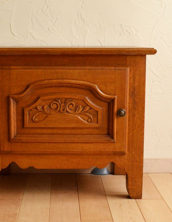 アンティーク家具　南フランスのエレガントなアンティーク家具、小さなナイトテーブル。コロンと可愛らしい印象の小さなアンティークキャビネット。(j-1332-f)