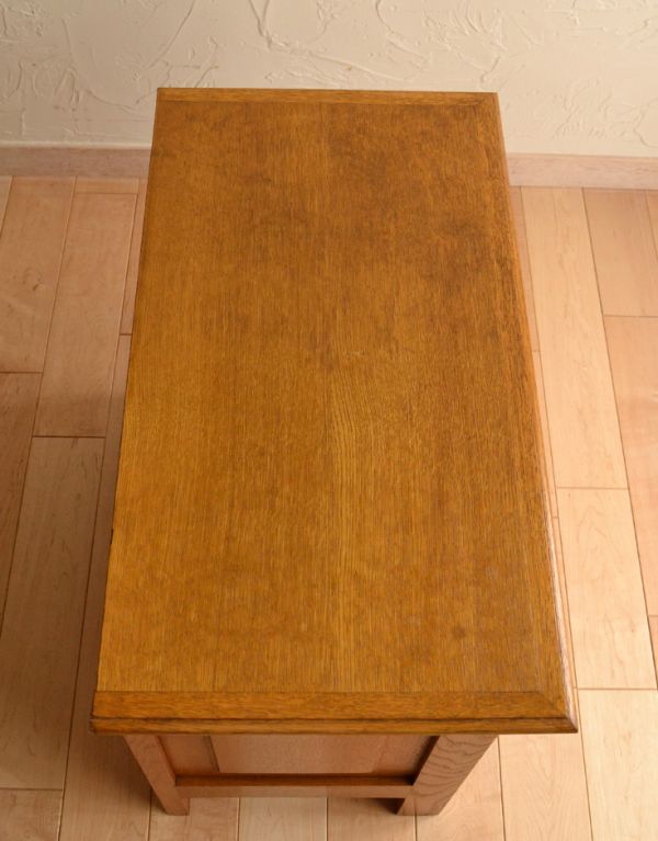 アンティーク家具　南フランスのエレガントなアンティーク家具、小さなナイトテーブル。天板もピカピカにお直ししてあります。(j-1332-f)