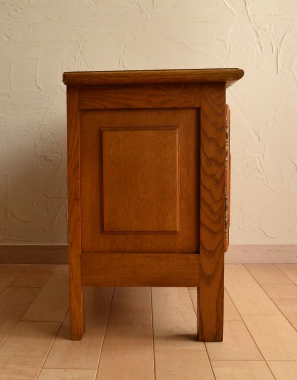 アンティーク家具　南フランスのエレガントなアンティーク家具、小さなナイトテーブル。どこから見ても絵になる美しさです。(j-1332-f)