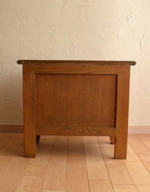 アンティーク家具　南フランスのエレガントなアンティーク家具、小さなナイトテーブル。しっかりメンテナンスしてあるので、裏側もキレイな状態です。(j-1332-f)