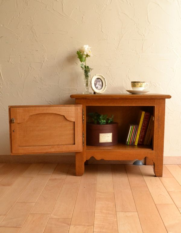 アンティーク家具　南フランスのエレガントなアンティーク家具、小さなナイトテーブル。内側もキレイに修復してありますので、いろんなものを収納して下さい。(j-1332-f)